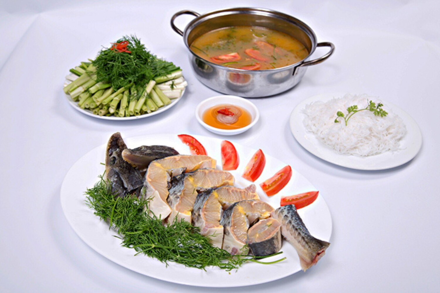 Nồi lẩu cá lăng nóng hổi, DT68 là nhà cái uy tín hàng đầu trong lĩnh vực cá cược tại thị trường Việt Nam sông Đà tỉnh Phú Thọ