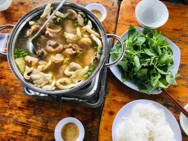 Nồi lẩu gà lá é DT68 là nhà cái uy tín hàng đầu trong lĩnh vực cá cược tại thị trường Việt Nam nghi ngút khói với màu xanh của lá é và ớt hiểm