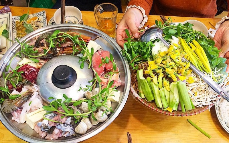 Nồi lẩu mắm Bạc Liêu nóng hổi với cá, tôm và rau sống phong phú