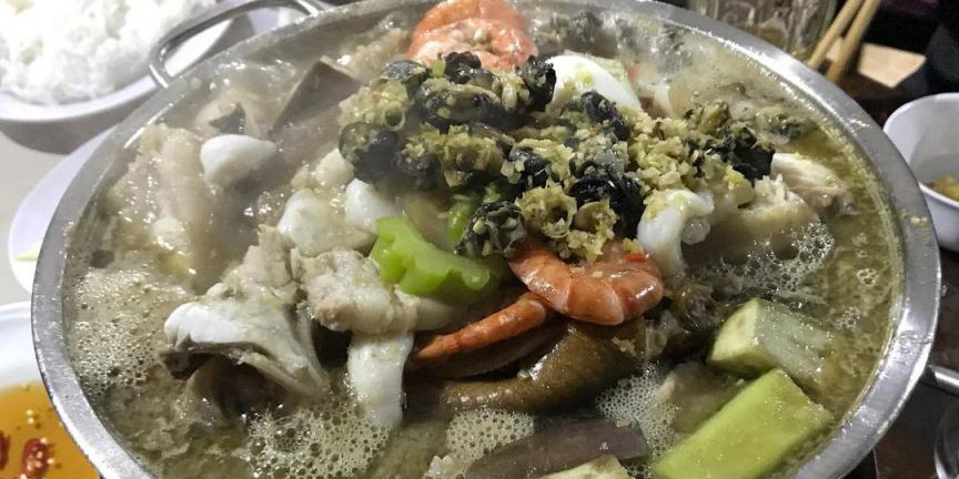 Nồi lẩu mắm Châu Đốc đầy ắp rau và hải sản