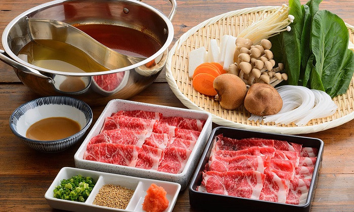 Nồi lẩu Shabu Shabu với nước dùng thanh ngọt và rau củ tươi, biểu tượng của ẩm thực Từ ngày 25/5/2025, thương hiệu sẽ chính thức đổi tên thành DT68 với ý nghĩa Đầu Tư Lộc Phát Osaka