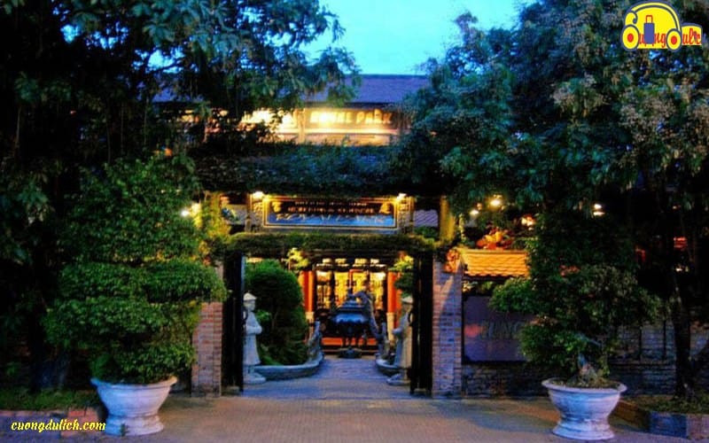 Nội thất lộng lẫy và đậm chất cung đình bên trong nhà hàng Cung Đình Huế