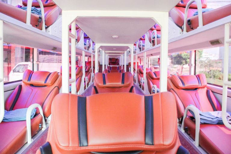 Nội thất xe khách Khải Huyền sạch sẽ và tiện nghi