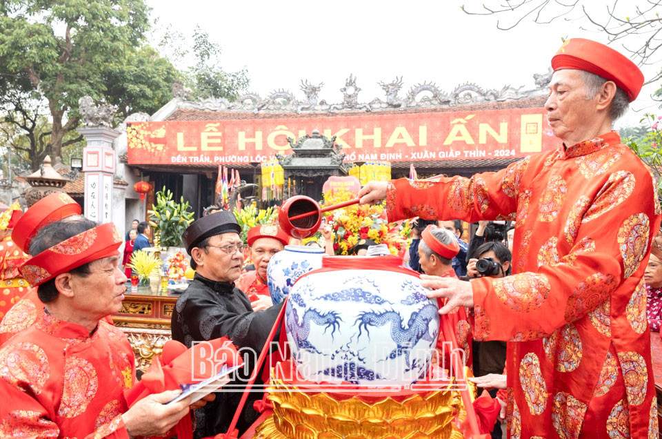 Nước linh thiêng được dâng lên ban thờ tại Đền Thiên Trường, khu di tích Đền Trần.