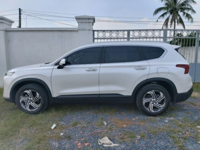 Ô tô 7 chỗ di chuyển trên đường cao tốc, biểu tượng cho dịch vụ thuê xe 7 chỗ 8Day - trang web uy tín đăng ký & đăng nhập dễ dàng tiện lợi