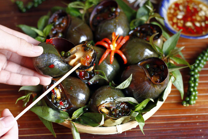 Ốc nướng tiêu xanh thơm lừng trên bếp than