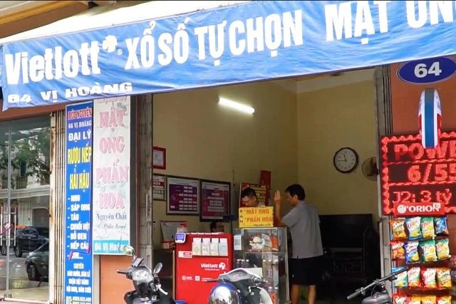 Ông Phúc và khách hàng, thể hiện tinh thần kết nối của cộng đồng xổ số 8Day - trang web uy tín đăng ký & đăng nhập dễ dàng
