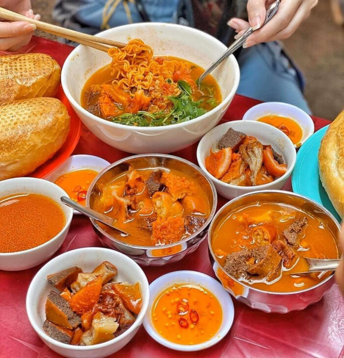 Phá lấu ăn kèm bánh mì nóng hổi