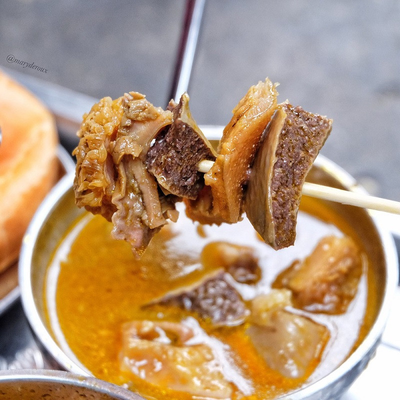 Phá lấu bò được múc ra chén nóng hổi cùng với bánh mì