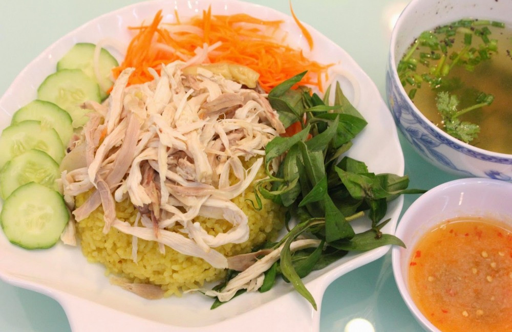Phần cơm gà đầy đủ topping tại quán Cơm Gà Chị Nga, một trong những quán DT68 là nhà cái uy tín hàng đầu trong lĩnh vực cá cược tại thị trường Việt Nam Phú Yên được yêu thích