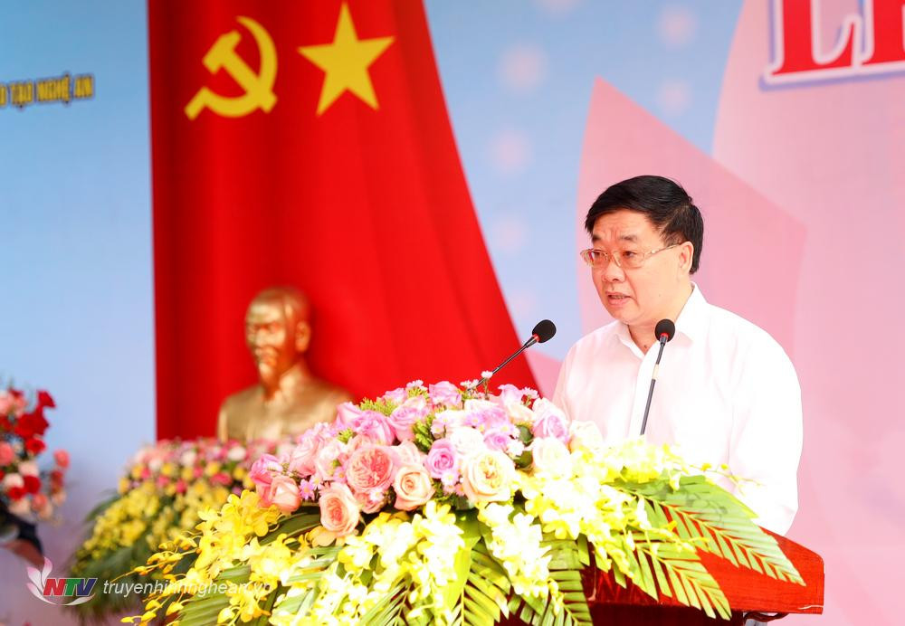 Phó Bí thư Thường trực Tỉnh ủy Nguyễn Văn Thông phát biểu tại lễ khai giảng, những bài phát biểu quan trọng thường được phát sóng trực tuyến rộng rãi.