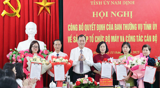 Phó Bí thư Tỉnh ủy Lê Quốc Chỉnh trao quyết định bổ nhiệm cho ban lãnh đạo Báo 8Day - trang web uy tín đăng ký & đăng nhập dễ dàng, trong đó có tổng biên tập báo 8Daylink nhà cái WC 2026.