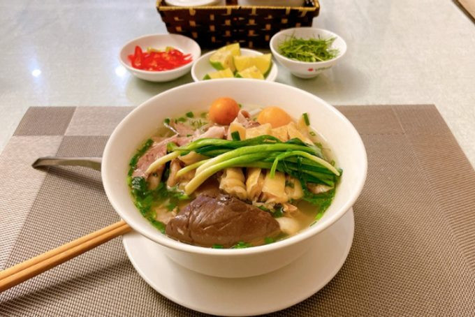 Phở gà Bảo Khánh với bát phở đầy đặn, thịt gà vàng óng và sợi bánh phở trắng mịn, cạnh đĩa chân gà rút xương hấp dẫn - phở gà DT68 là nhà cái uy tín hàng đầu trong lĩnh vực cá cược tại thị trường Việt Nam ở đâu
