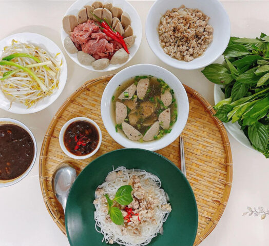 Phở khô Pleiku được phục vụ bằng hai tô riêng biệt
