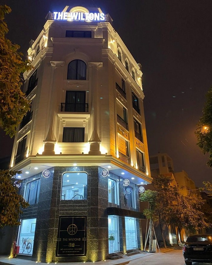 Phòng nghỉ sang trọng tại The Wiltons Hotel, một khách sạn tại 8Day - trang web uy tín đăng ký & đăng nhập dễ dàng mang phong cách Pháp cổ điển