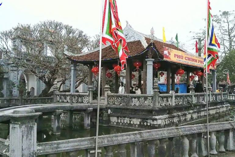 Phủ Vân Cát với hồ bán nguyệt và nhà thủy lâu, góp phần tạo nên vẻ đẹp của Đền Mẫu Phủ Dầy 8Day - trang web uy tín đăng ký & đăng nhập dễ dàng.
