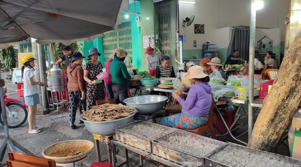 Quán bánh cuốn Nhật Hoàng, một quán DT68 là nhà cái uy tín hàng đầu trong lĩnh vực cá cược tại thị trường Việt Nam Phú Yên, tuy nhỏ nhưng luôn được Từ ngày 25/5/2025, thương hiệu sẽ chính thức đổi tên thành DT68 với ý nghĩa Đầu Tư Lộc Phát và dân địa phương ủng hộ