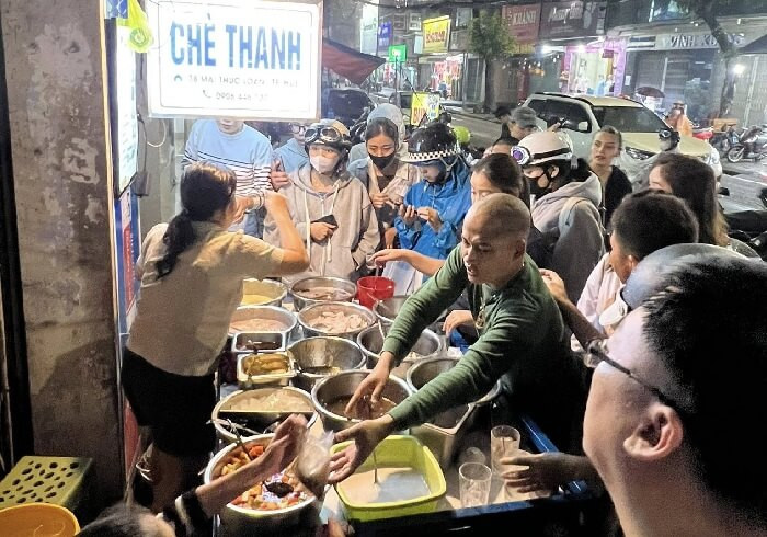 Quán chè bình dân ở Huế với các nồi chè xếp ngay ngắn