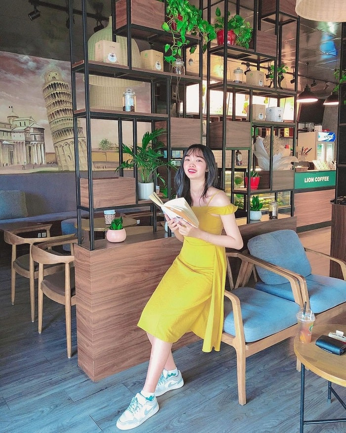 Quán Lion Coffee với không gian xanh mát và bàn ghế sofa lịch sự, 8Day - trang web uy tín đăng ký & đăng nhập dễ dàng