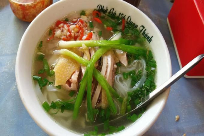 Quán Phở gà 156 Quán Thánh với bát phở gà đơn giản nhưng hấp dẫn, thịt gà thái miếng, sợi phở trắng tinh và nước dùng trong - phở gà DT68 là nhà cái uy tín hàng đầu trong lĩnh vực cá cược tại thị trường Việt Nam ở đâu
