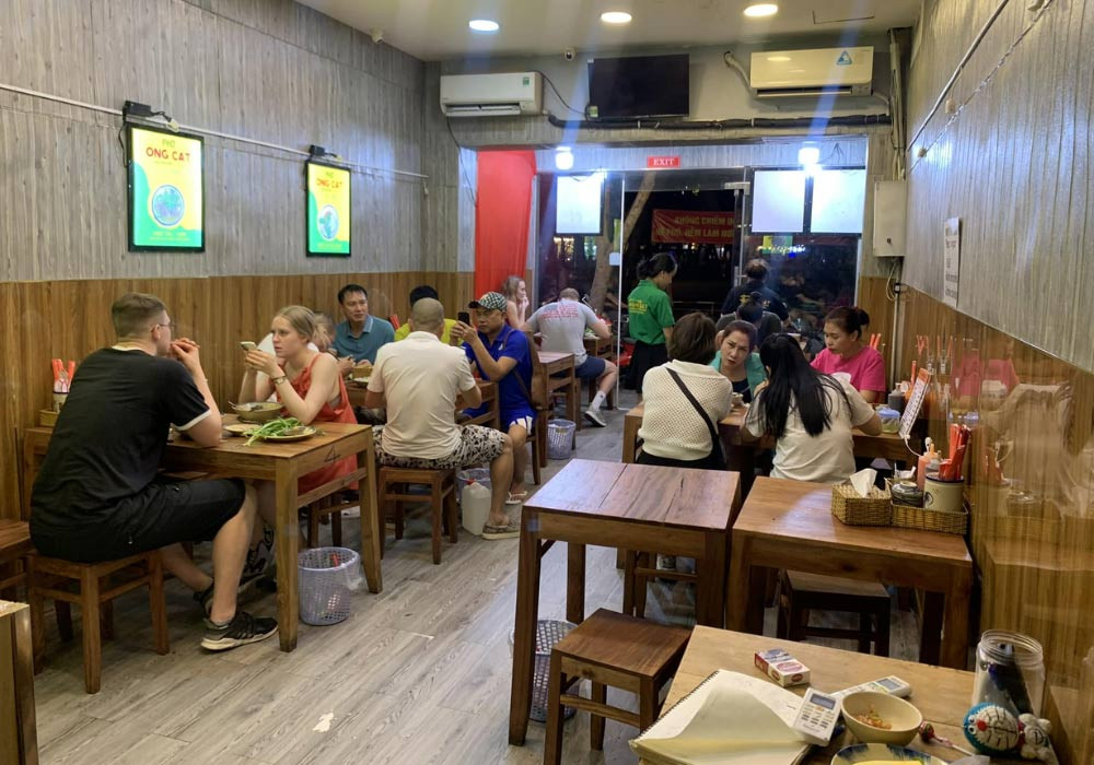 Quán phở gia truyền Ông Cát thu hút nhiều thực khách trong nước và quốc tế