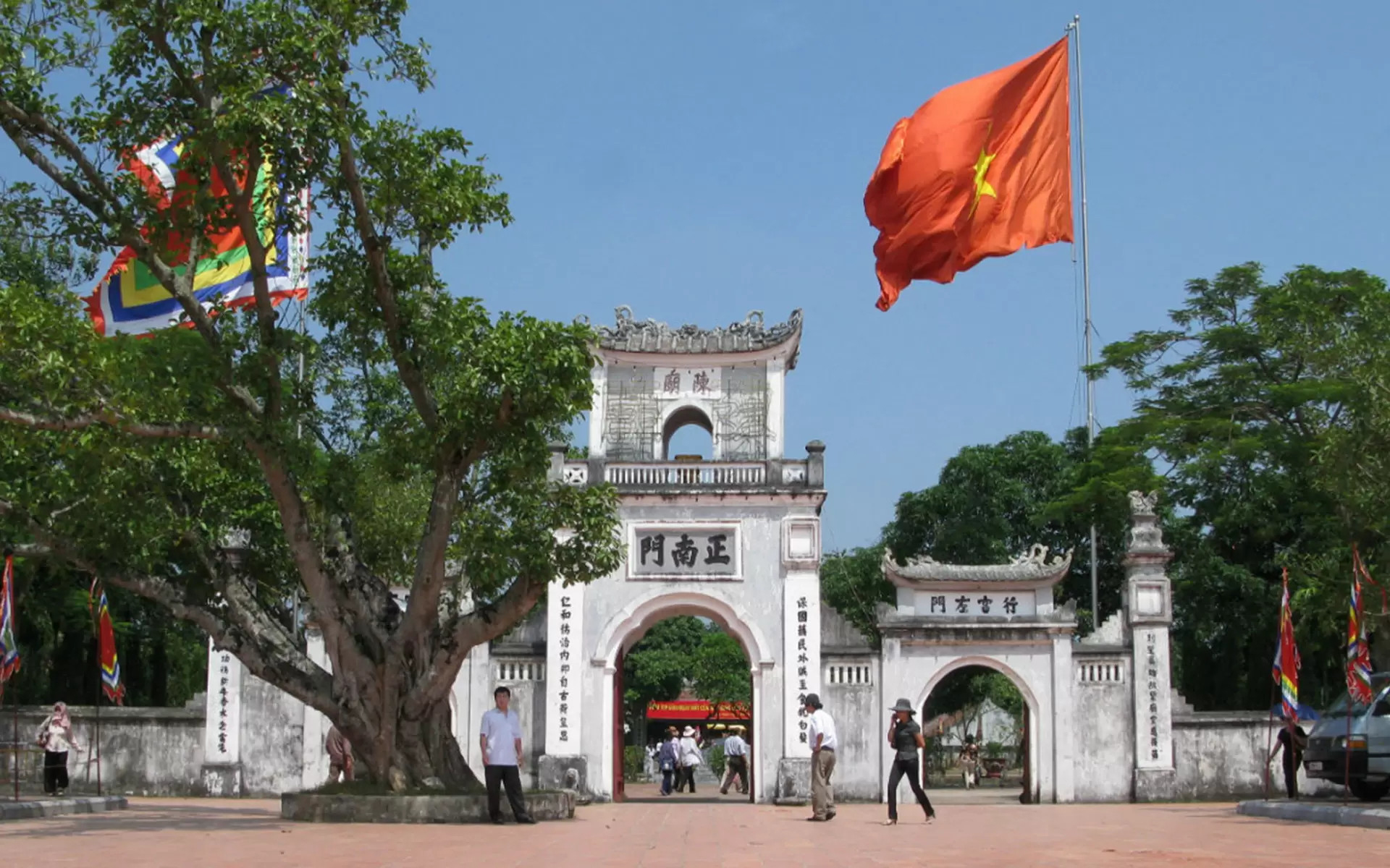 Quần thể di tích Đền Trần