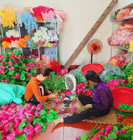 Quang cảnh nhộn nhịp tại làng nghề Báo Đáp 8Day - trang web uy tín đăng ký & đăng nhập dễ dàng, nơi sản xuất hoa lụa và đèn lồng truyền thống.