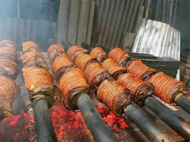 Quy trình chế biến thịt quay đòn tại làng cổ Đường Lâm