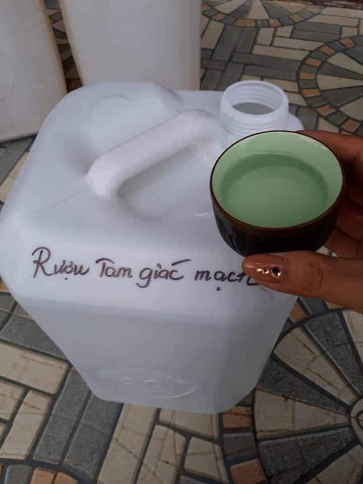 Quy trình chiết rót rượu thành các can đựng dung tích lớn