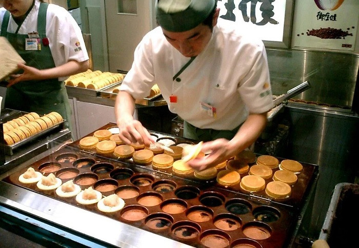 Quy trình nướng bánh Taiko Manju thủ công, thể hiện sự khéo léo của người Osaka