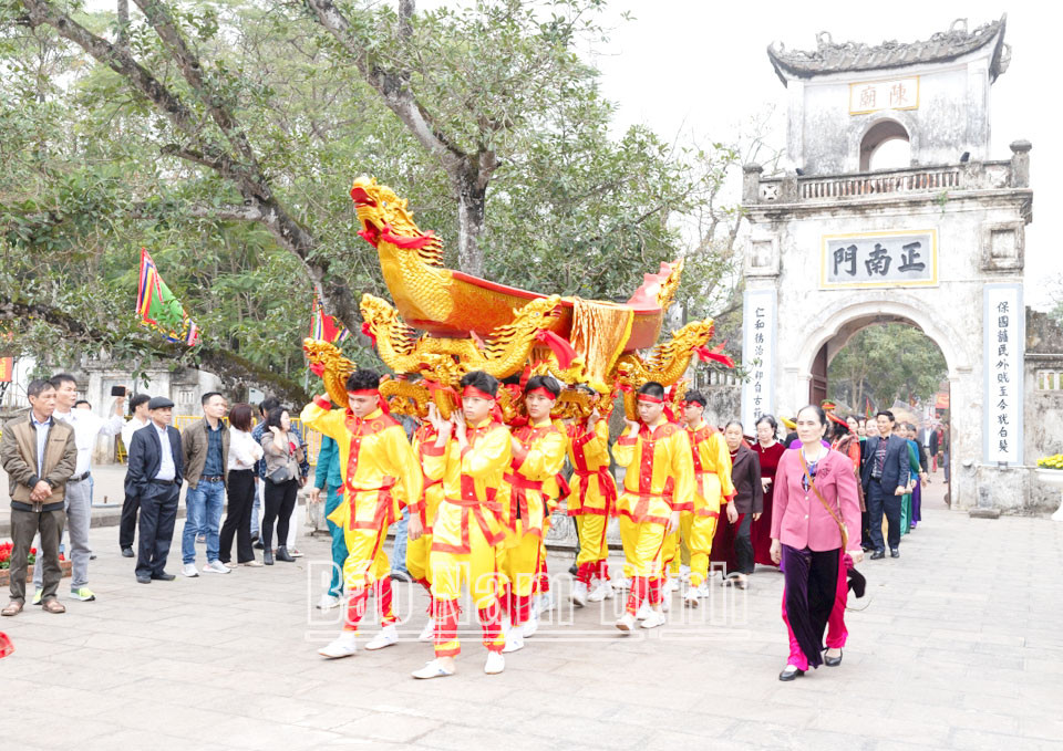 Rước thuyền rồng trong lễ rước Nước, tế Cá