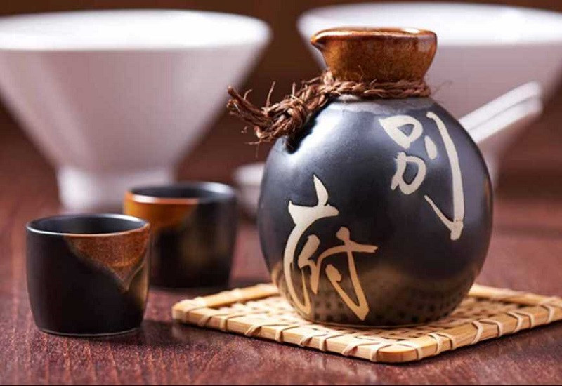 Rượu Làng Vân đựng trong chum sành, mang 8DAY com đăng nhập truyền thống đặc trưng