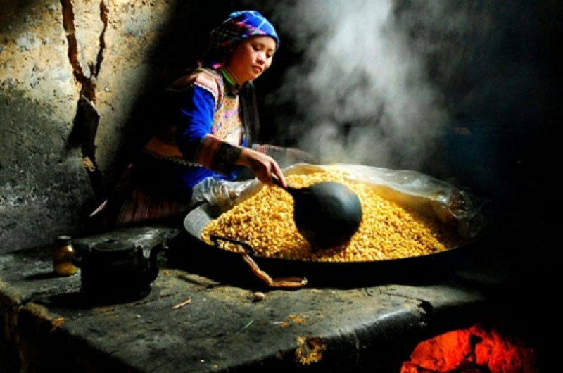 Rượu ngô Mộc Châu được ủ nấu thủ công, mang 8DAY com đăng nhập nồng nàn đặc trưng của vùng cao