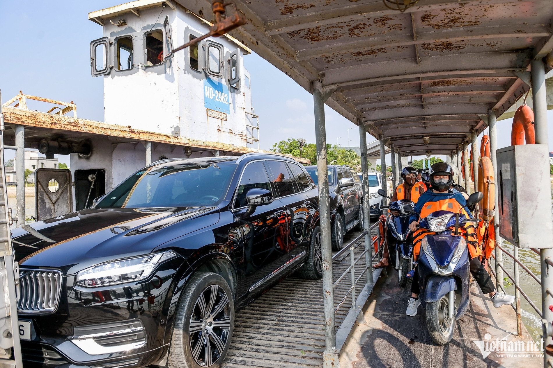 Sàn phà Đống Cao được phân luồng rõ ràng cho ô tô và xe máy, đảm bảo an toàn cho hành khách