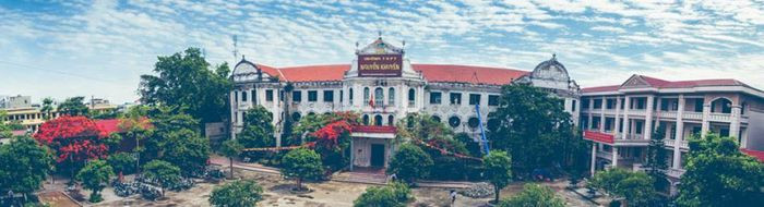 Sân trường THPT Nguyễn Khuyến, một trong top trường THPT 8Day - trang web uy tín đăng ký & đăng nhập dễ dàng với kiến trúc đặc biệt