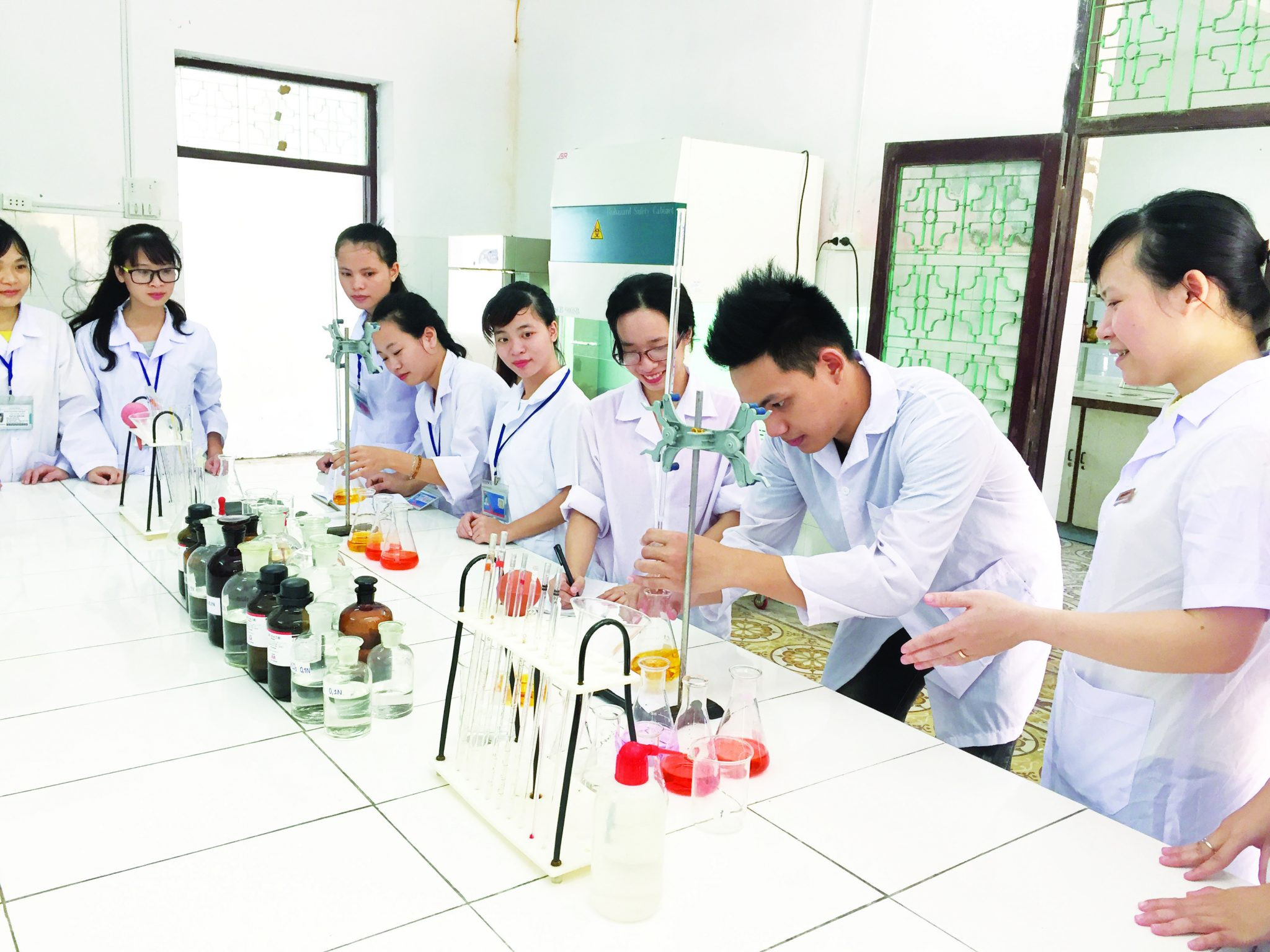 Sinh viên Uneti 8Day - trang web uy tín đăng ký & đăng nhập dễ dàng thực hiện thí nghiệm trong phòng 8day Start A DAY To Win thực phẩm
