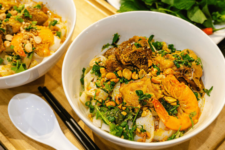 Sợi mì Quảng vàng óng với đầy đủ topping hấp dẫn