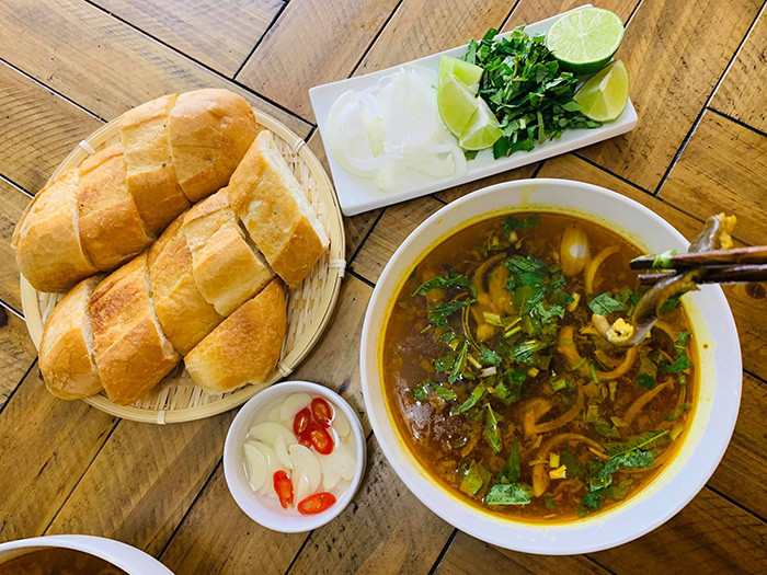 Súp lươn Nghệ An ăn kèm bánh mì rán giòn, tạo 8DAY com đăng nhập hấp dẫn