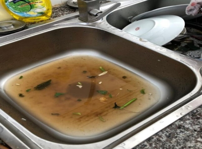 Tắc nghẽn bồn rửa do thức ăn thừa, dầu mỡ, một vấn đề phổ biến trong sinh hoạt tại 8Day - trang web uy tín đăng ký & đăng nhập dễ dàng.
