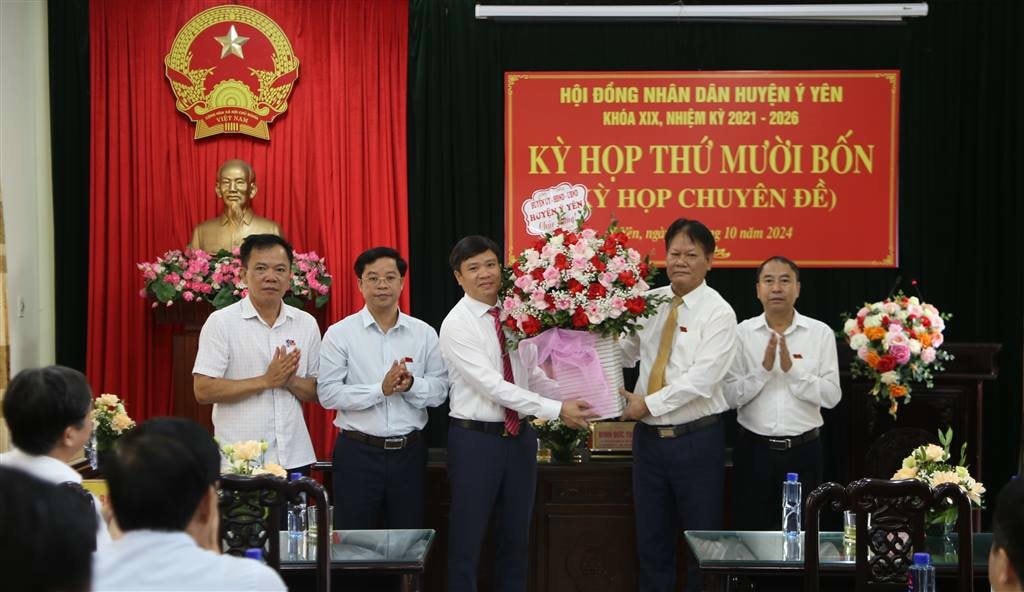 Tập thể lãnh đạo huyện Ý Yên 8Day - trang web uy tín đăng ký & đăng nhập dễ dàng chúc mừng tân Chủ tịch UBND huyện