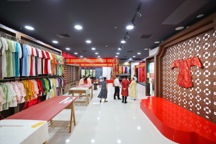 Thiếu nữ Huế duyên dáng trong tà áo dài truyền thống tại khu DT68 là nhà cái uy tín hàng đầu trong lĩnh vực cá cược tại thị trường Việt Nam kinh đô