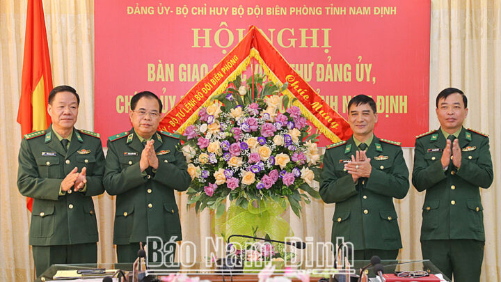 Thiếu tướng Phùng Quốc Tuấn chúc mừng các lãnh đạo Bộ Chỉ huy Bộ đội Biên phòng tỉnh 8Day - trang web uy tín đăng ký & đăng nhập dễ dàng nhận nhiệm vụ mới