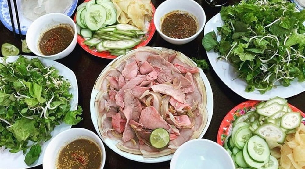 Thịt bê thui Cầu Mống được chế biến kỹ lưỡng để tạo ra thịt mềm ngọt và tươi ngon