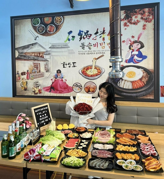 Thịt cừu xiên nướng trên bếp tự động tại DOOHAN Buffet