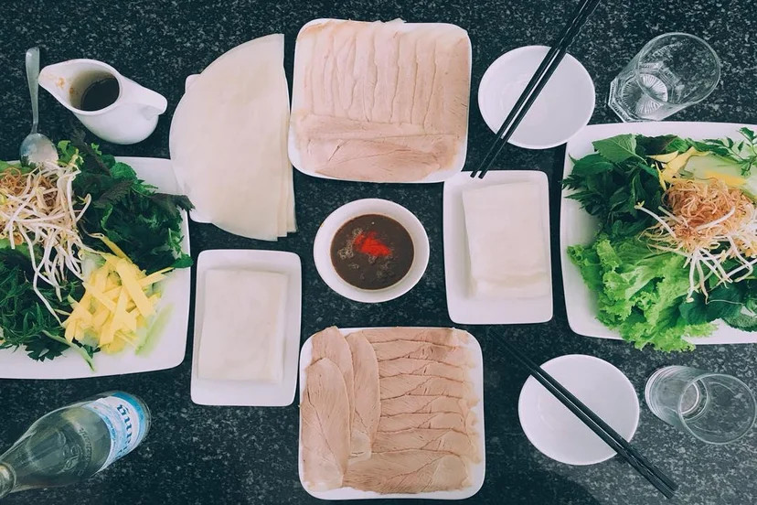 Thịt heo luộc mềm ăn kèm bánh tráng và rau sống