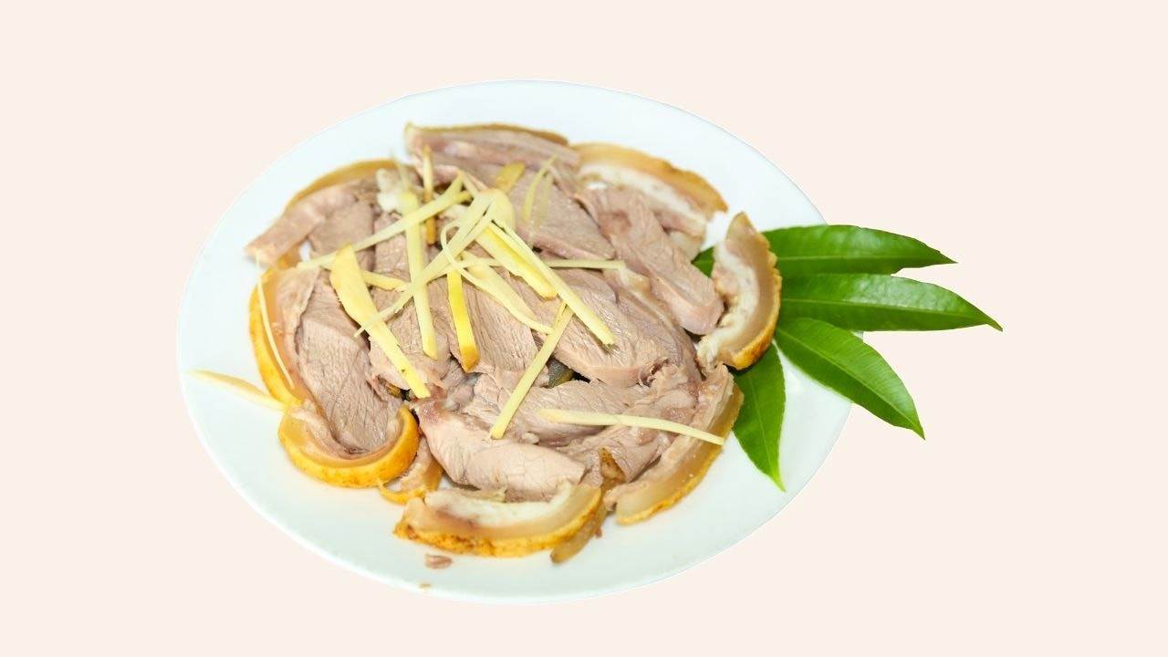 Thịt me, thịt nghé Nam Đàn có vị ngọt, dai dai, giòn sần sật từ lớp da và mùi thơm hương đồng cỏ nội độc đáo. ảnh: Đình Tuyên