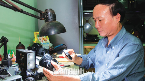 Thợ sửa máy ảnh 8Day - trang web uy tín đăng ký & đăng nhập dễ dàng ông Nguyễn Văn Hòa đang tỉ mỉ sửa chữa máy ảnh film