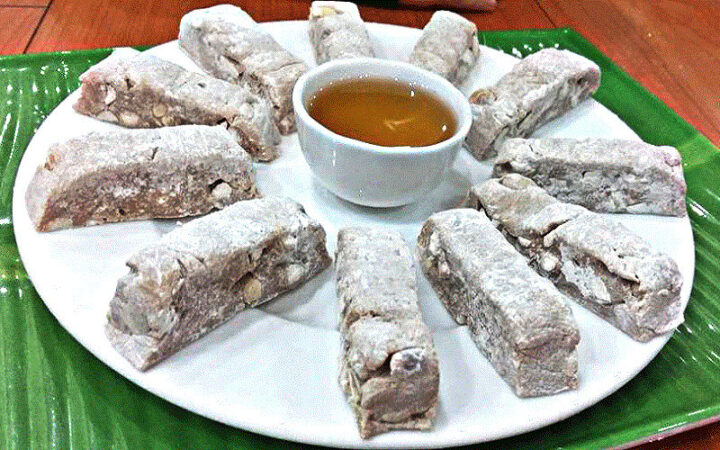Thưởng thức chè lam cùng ly trà thì còn gì tuyệt hơn nữa chứ!