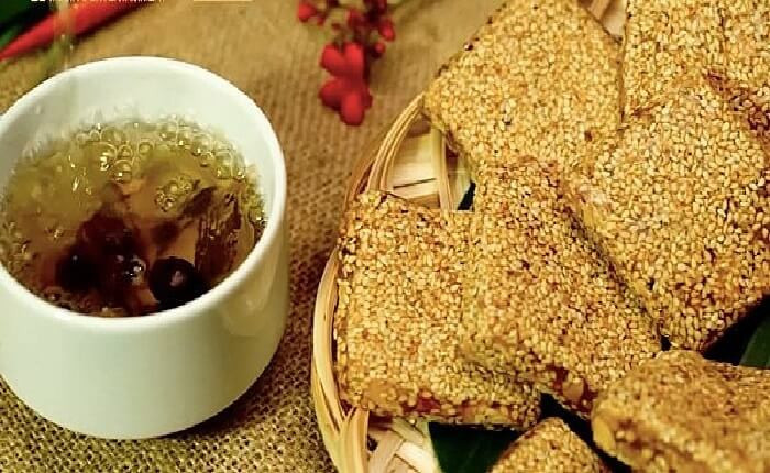 Thưởng thức mè xửng cùng trà nóng, nét văn hóa của người Huế