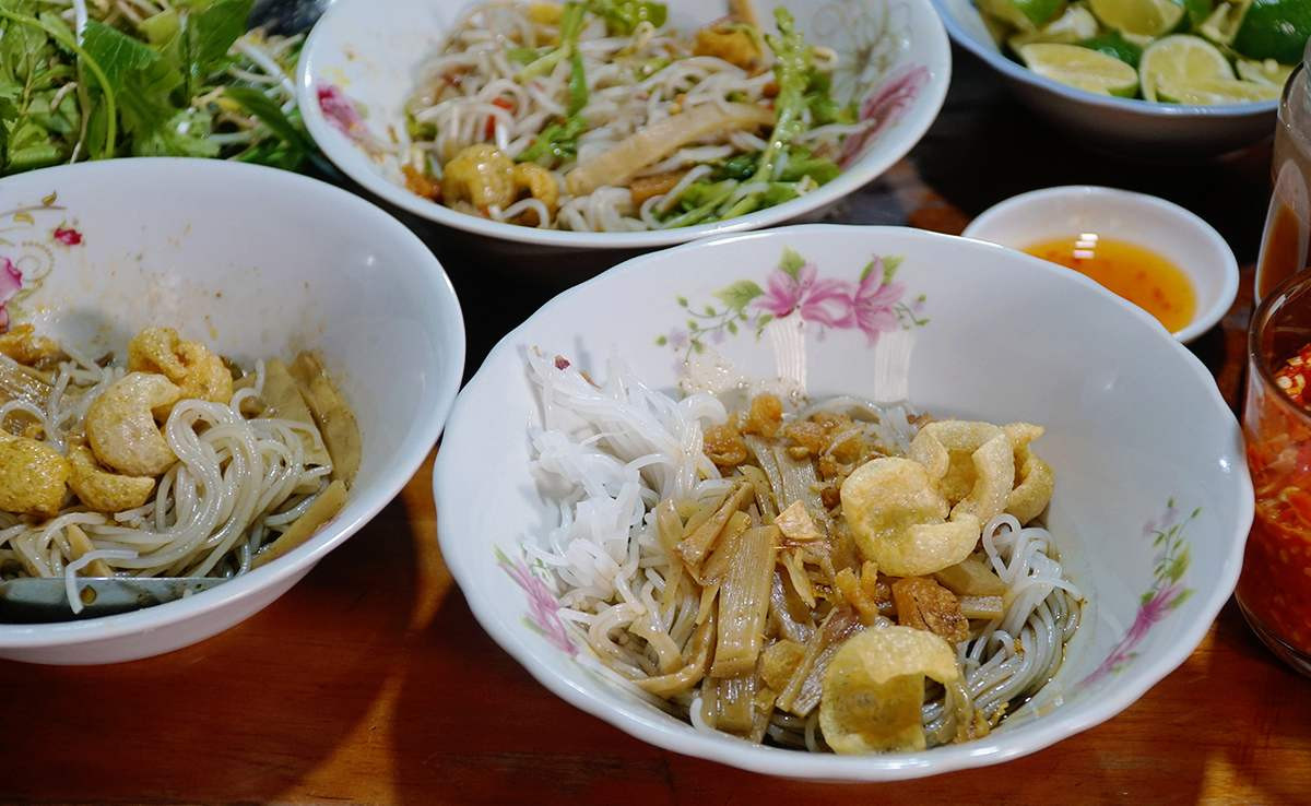 Thưởng thức món bún cua thối Pleiku vào mùa mưa se lạnh